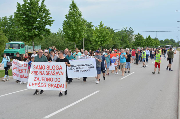 Када смо куповали станове, обећано нам је шеталиште. А сада поред праве зграду, па ћемо гледати једни другима у спаваће собе: Протест Нишлија за парк (ФОТО+ВИДЕО)